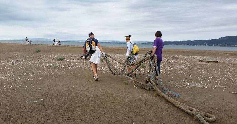 Una jornada popular de limpieza recoge 1.200 kgs de basura en la Punta de la Banya