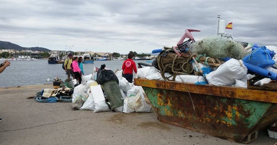 Una jornada popular de limpieza recoge 1.200 kgs de basura en la Punta de la Banya | EbreActiu.cat, revista digital de ocio activo | Terres de l’Ebre...