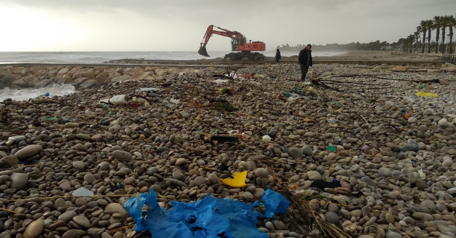 El Ayuntamiento de Alcanar organiza una recogida de basura en la playa despus del temporal | EbreActiu.cat, revista digital de ocio activo | Terres de l’Ebre...