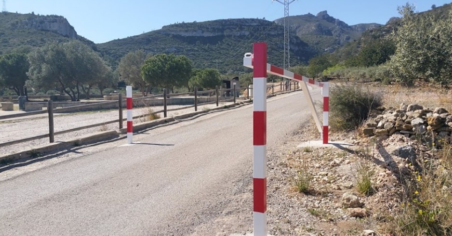 S’installen barreres en dos dels accessos a la Serra de Montsi | EbreActiu.cat, revista digital d’oci actiu | Terres de l’Ebre ...