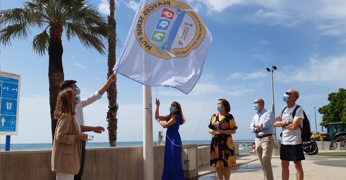 Benicarl hissa les banderes de Platges Sense Fum per a evitar el tabac als arenals | EbreActiu.cat, revista digital d’oci actiu | Terres de l’Ebre ...