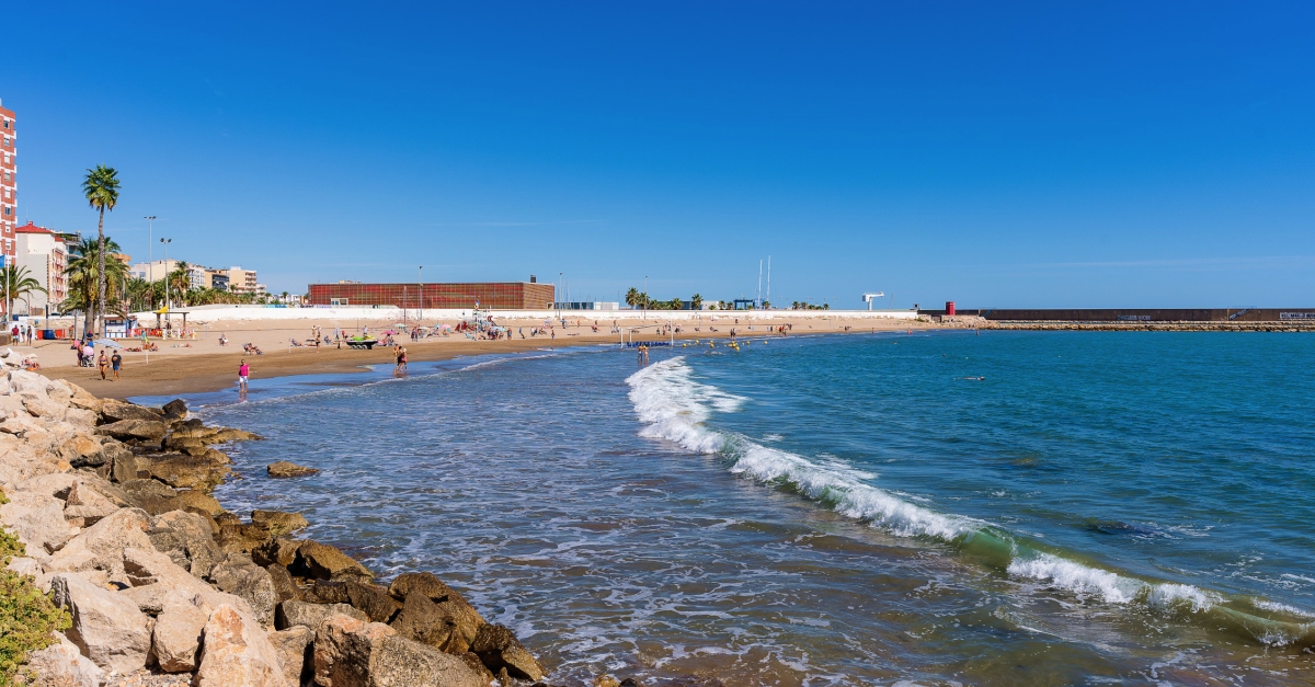 Les platges el Morrongo i la Caracola de Benicarl renoven un any ms la bandera blava | EbreActiu.cat, revista digital d’oci actiu | Terres de l’Ebre ...