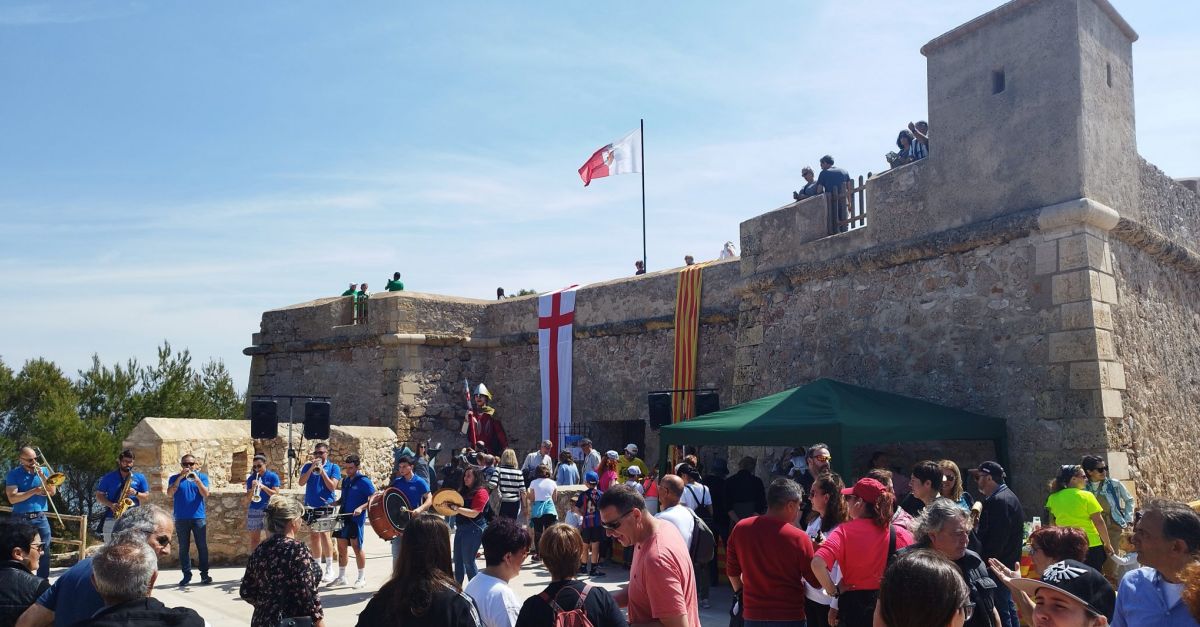 La Diada al Castell de Sant Jordi aplega centenars de persones als entorns de l’emblemtic monument | EbreActiu.cat, revista digital d’oci actiu | Terres de l’Ebre ...