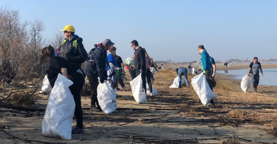 Cinc-centes persones collaboren en la neteja de platges solidria de Deltebre  | EbreActiu.cat, revista digital d’oci actiu | Terres de l’Ebre ...