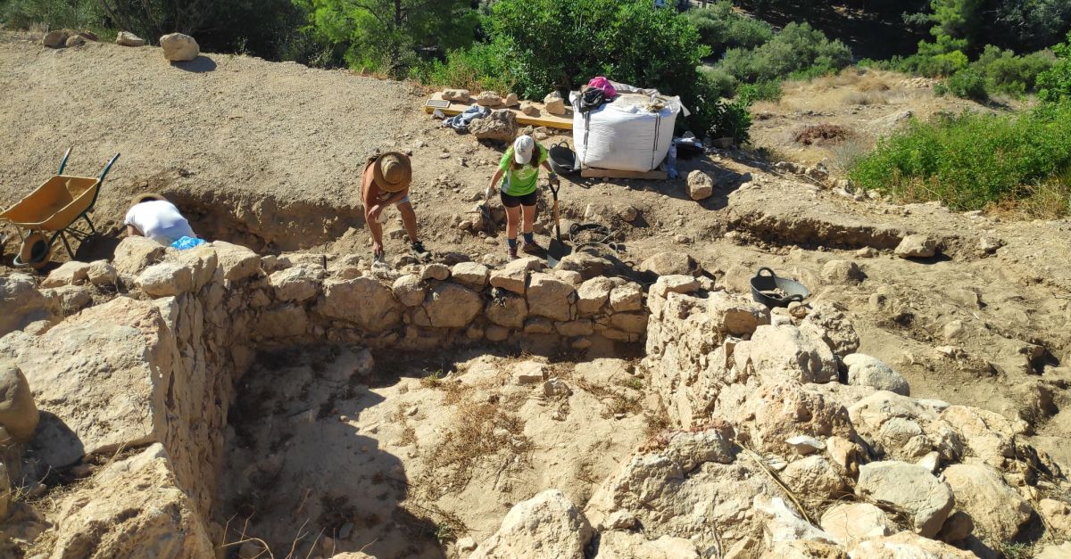 Un grup d’arquelegs de la URV inicien l’excavaci de l’Assut de Tivenys per delimitar la totalitat del jaciment | EbreActiu.cat, revista digital d’oci actiu | Terres de l’Ebre ...