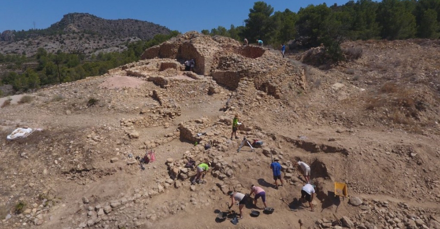 Les excavacions al jaciment de l’Assut de Tivenys descobreixen nous edificis defensius associats a la muralla | EbreActiu.cat, revista digital d’oci actiu | Terres de l’Ebre ...