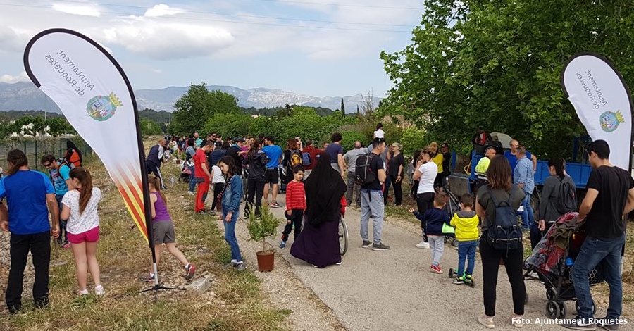 Roquetes celebra la Festa de l’Arbre plantant pins pinyoners a la Via Verda | EbreActiu.cat, revista digital d’oci actiu | Terres de l’Ebre ...