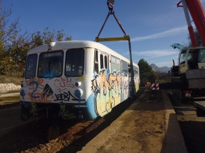 Un ferrobus a l’antiga estaci de Bot donar servei de bar a la Via Verda | EbreActiu.cat, revista digital d’oci actiu | Terres de l’Ebre ...