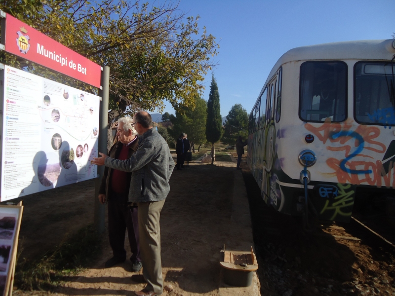 Un ferrobus a l’antiga estaci de Bot donar servei de bar a la Via Verda | EbreActiu.cat, revista digital d’oci actiu | Terres de l’Ebre ...