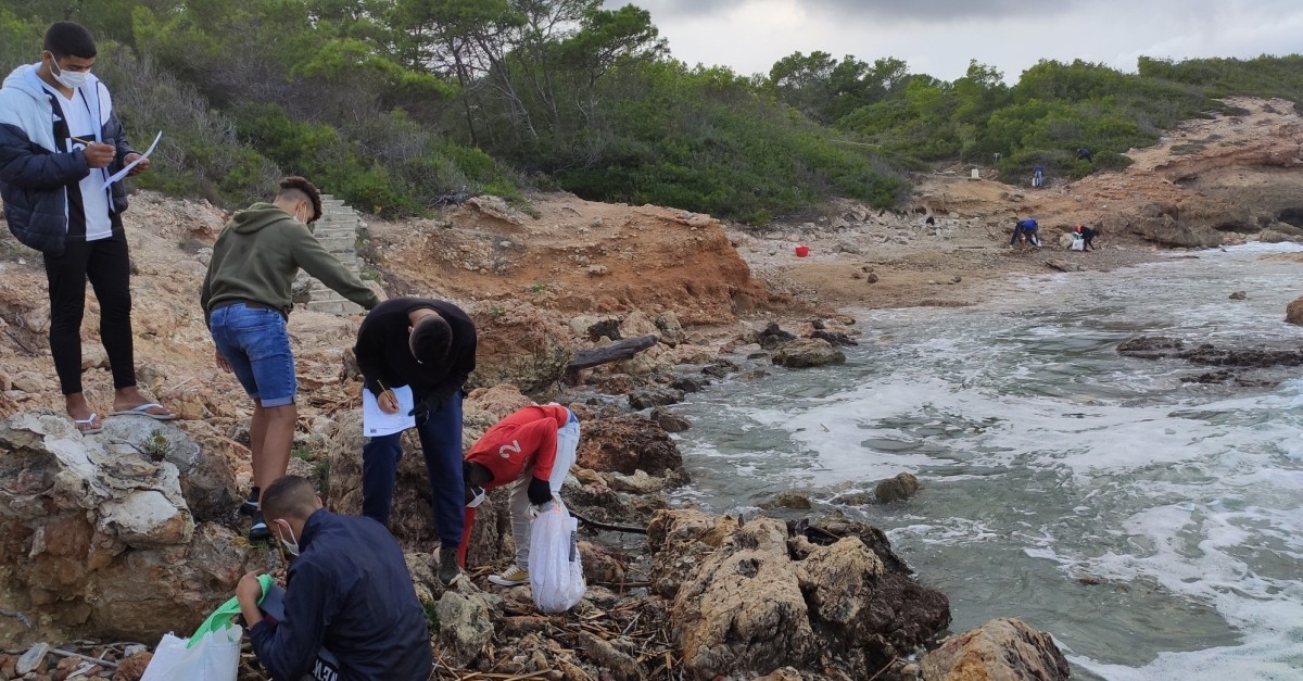 Grallsia fa diverses accions de recollida de deixalles a l’EIN Cap Santes Creus | EbreActiu.cat, revista digital d’oci actiu | Terres de l’Ebre ...