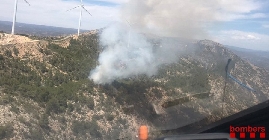 Bombers treballen en un incendi de vegetaci a les afores de Mra d’Ebre | EbreActiu.cat, revista digital d’oci actiu | Terres de l’Ebre ...