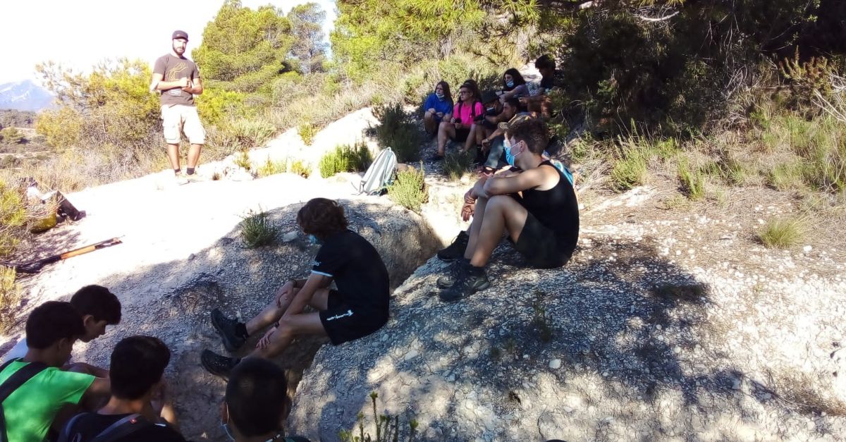 Una vintena de joves recuperen la lnia de trinxeres de la Batalla de l’Ebre al Pinell de Brai | EbreActiu.cat, revista digital d’oci actiu | Terres de l’Ebre ...