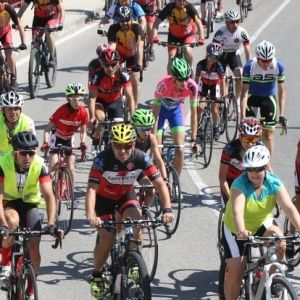 Els ciclistes ebrencs es manifesten contra els accidents en carretera