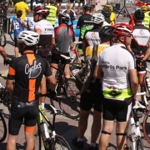 Els ciclistes ebrencs es manifesten contra els accidents en carretera