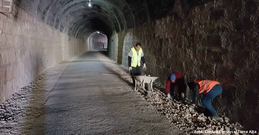 Millores de pavimentaci del tunel de la Via Verda a Prat de Comte | EbreActiu.cat, revista digital d’oci actiu | Terres de l’Ebre ...