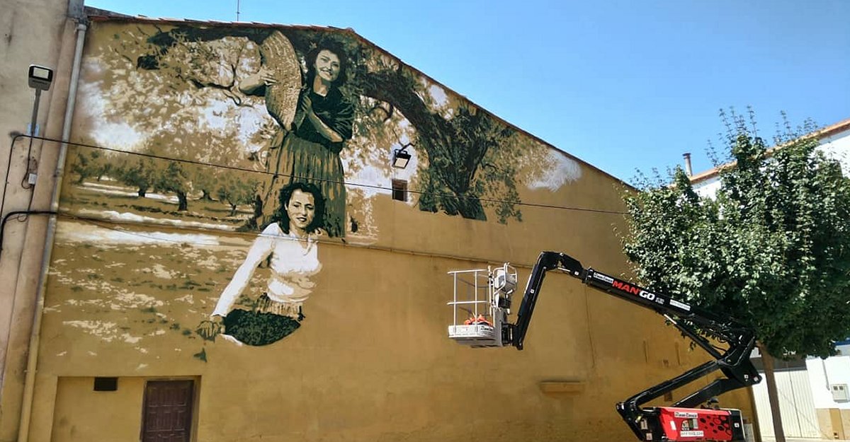 Un mural urb en defensa de les oliveres i en homenatge a les dones pageses | EbreActiu.cat, revista digital d’oci actiu | Terres de l’Ebre ...