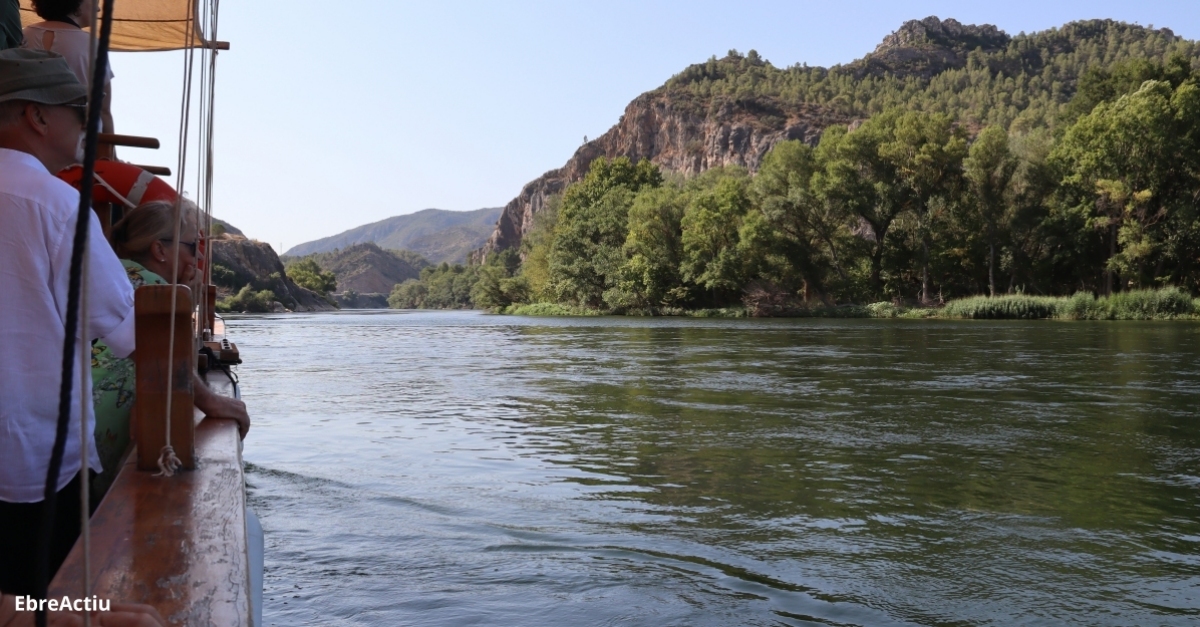 Navegant per l’Ebre a bord d’un llagut | EbreActiu.cat, revista digital d’oci actiu | Terres de l’Ebre ...