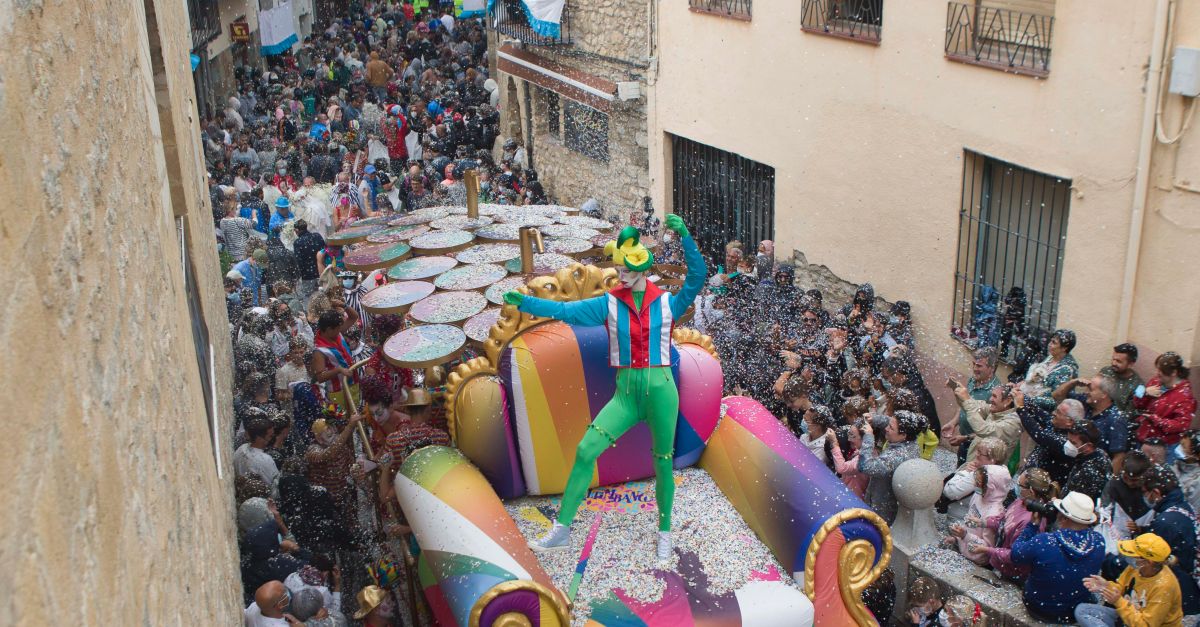 La batalla de confeti acerca a ms de 16.500 personas en Morella para arrancar el ao del 55 Sexenni | EbreActiu.cat, revista digital de ocio activo | Terres de l’Ebre...