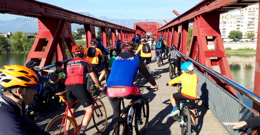 Ms de 400 ciclistes recorren la Via Verda des de Tortosa fins a Aldover, en el marc de la 67a Festa de la Bicicleta | EbreActiu.cat, revista digital d’oci actiu | Terres de l’Ebre ...