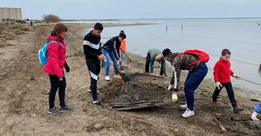 Voluntaris recullen 10.000 quilos de brossa de les platges de la badia dels Alfacs | EbreActiu.cat, revista digital d’oci actiu | Terres de l’Ebre ...