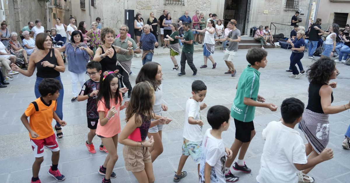 La Ribera d’Ebre es retroba a Vinebre per mantenir viva la tradici de ballar la jota a tots els pobles de la comarca | EbreActiu.cat, revista digital d’oci actiu | Terres de l’Ebre ...