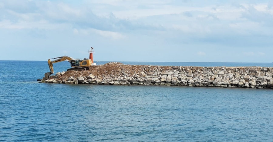 En marxa les obres dels danys ocasionats pel temporal Glria al port de les Cases | EbreActiu.cat, revista digital d’oci actiu | Terres de l’Ebre ...