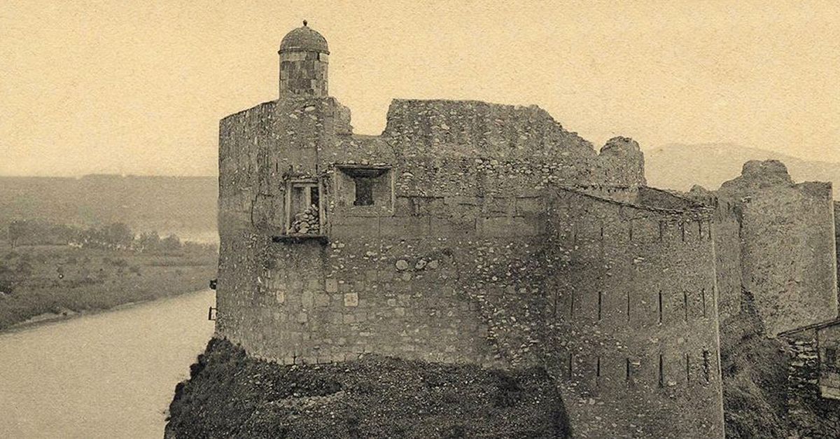 Piedras, puertas y cerraduras, tres visiones dentro de un pueblo