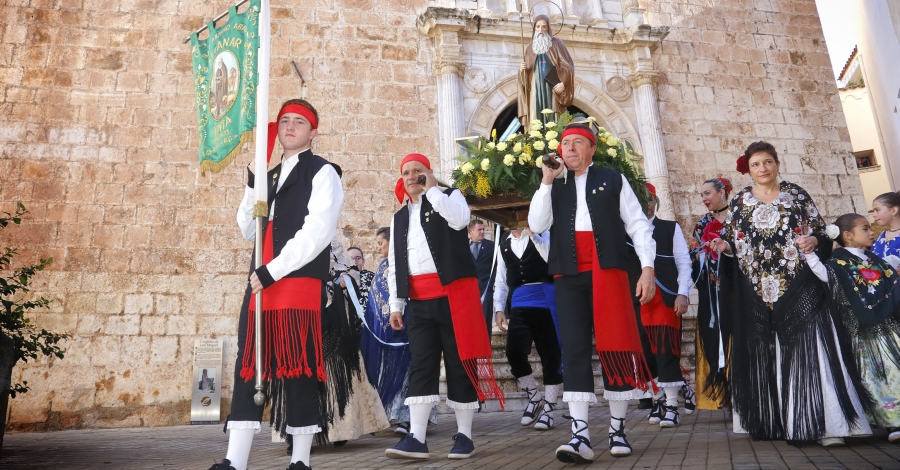 Els balls, la msica i els colors dels mantons tornen a fer brillar la festa de Sant Antoni d’Alcanar | EbreActiu.cat, revista digital d’oci actiu | Terres de l’Ebre ...