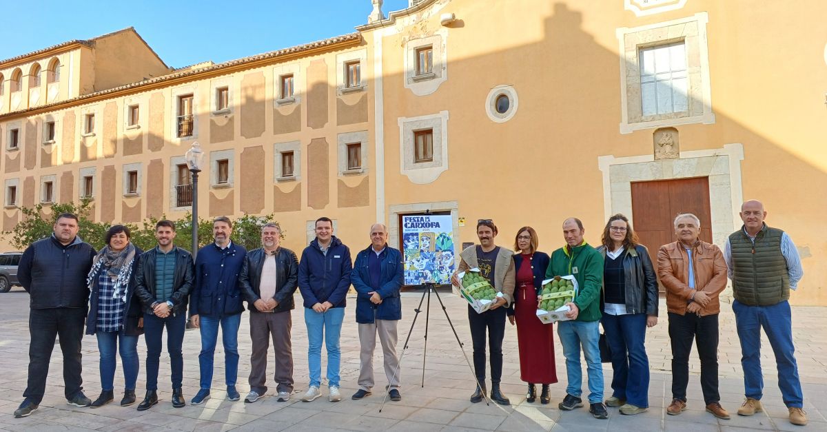 Elas Tao firma el cartell anunciador de la XXXII Festa de la Carxofa de Benicarl