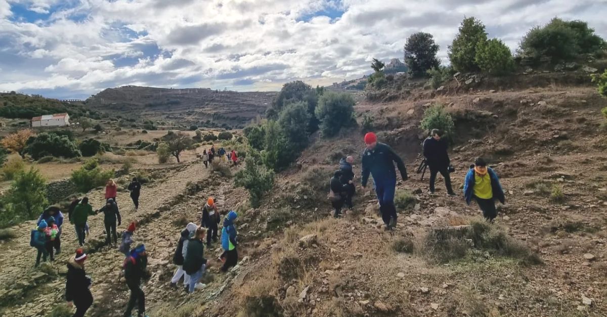 Primera visita a les petjades de dinosaure del Mas de Romeu amb molta participaci | EbreActiu.cat, revista digital d’oci actiu | Terres de l’Ebre ...