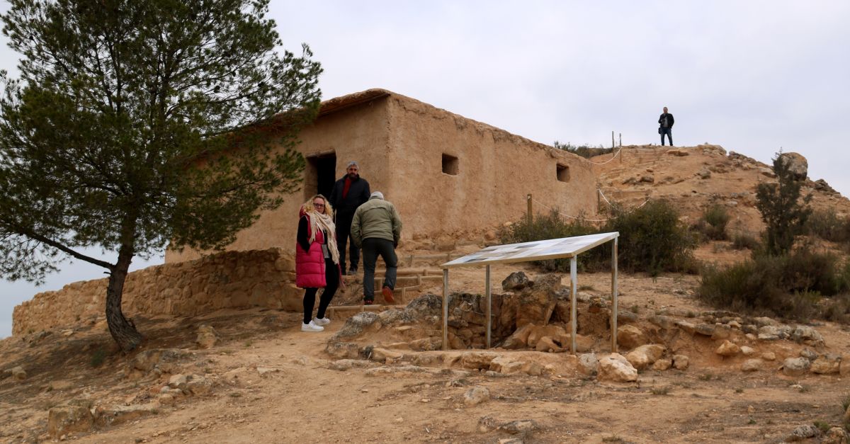 El jaciment de Sebes debat com integrar els vestigis de la guerra civil i fer ms didctica la casa ibera reconstruda | EbreActiu.cat, revista digital d’oci actiu | Terres de l’Ebre ...