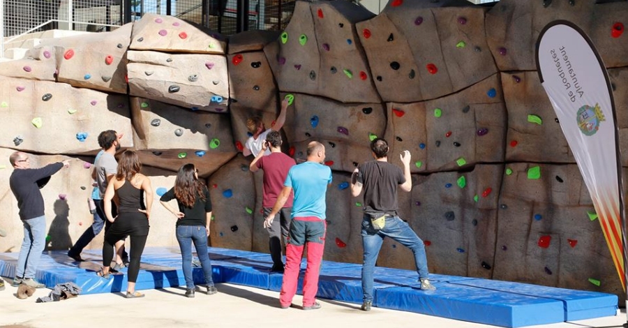 Roquetes installa un rocdrom-boulder | EbreActiu.cat, revista digital d’oci actiu | Terres de l’Ebre ...