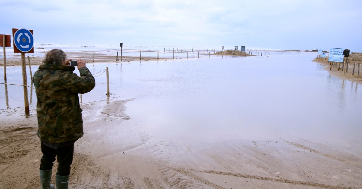 La primera nit de temporal torna a inundar i deixa intransitable la barra del Trabucador | EbreActiu.cat, revista digital d’oci actiu | Terres de l’Ebre ...