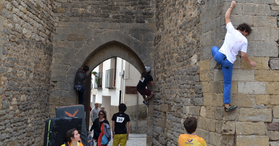 Tot preparat per al 2n Open de Boulder Urb JeansTrack Morella | EbreActiu.cat, revista digital d’oci actiu | Terres de l’Ebre ...