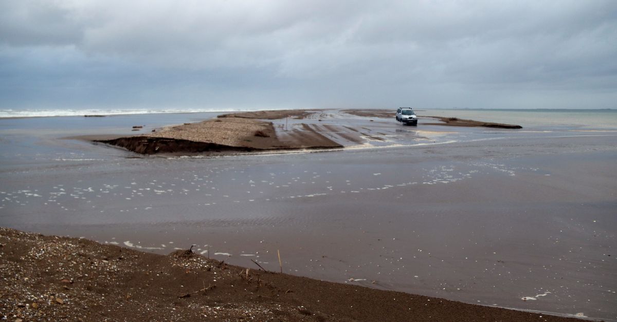 Els microtrencaments pel temporal mantenen tallada la barra del Trabucador | EbreActiu.cat, revista digital d’oci actiu | Terres de l’Ebre ...