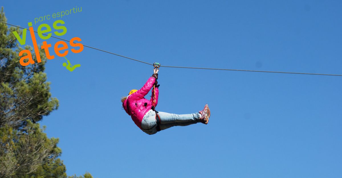 Aventura en el parque Vies Altes: tirolinas