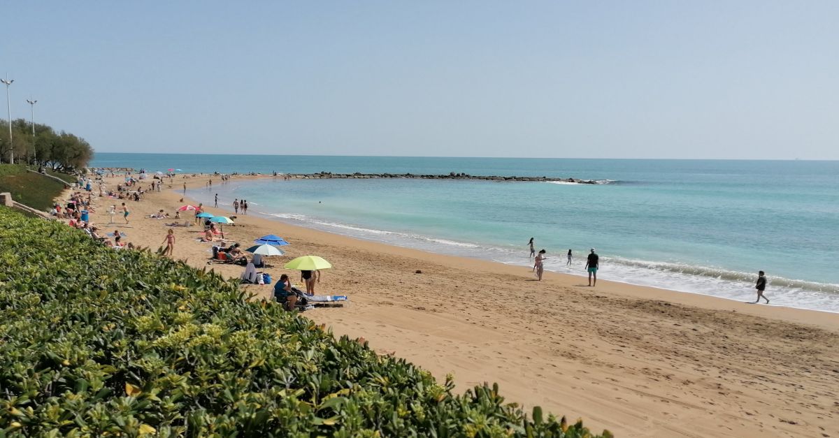 Vinars renova les Banderes Blaves de les platges del Fort i Fora del Forat | EbreActiu.cat, revista digital d’oci actiu | Terres de l’Ebre ...