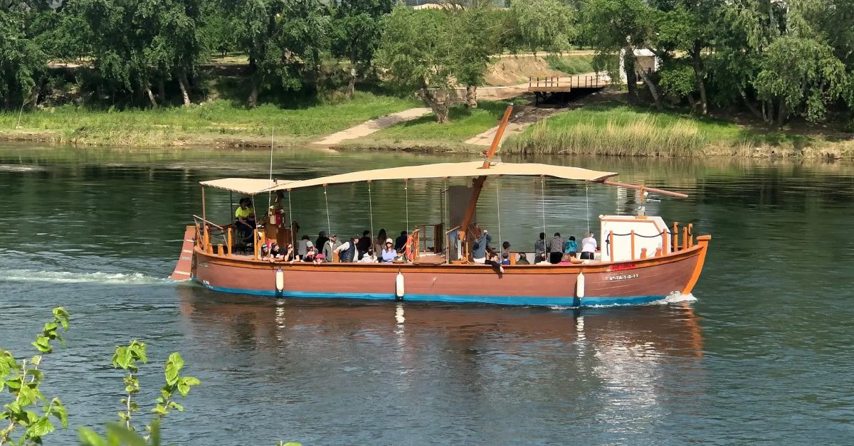 Visita caracterizada al casco antiguo de Asc y paseo con el laud Lo Roget